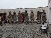 Skulptury minotaurů na nádvoří ž